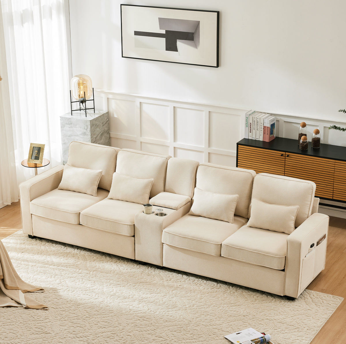 Canapé moderne 4 places en lin avec console, porte-gobelets, ports de charge USB, poches de rangement dans les accoudoirs et 4 coussins